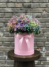 Цветочная композиция из Гипсофила и Розы в шляпной коробке в Красной горе