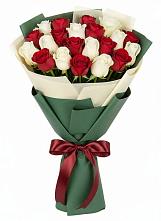 Букет Микс из красных и белых роз в Красной горе