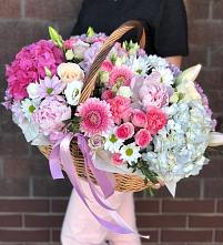 Цветочная композиция из Розы, Хризантемы, Пионы и Лизиантусы в корзине в Красной горе