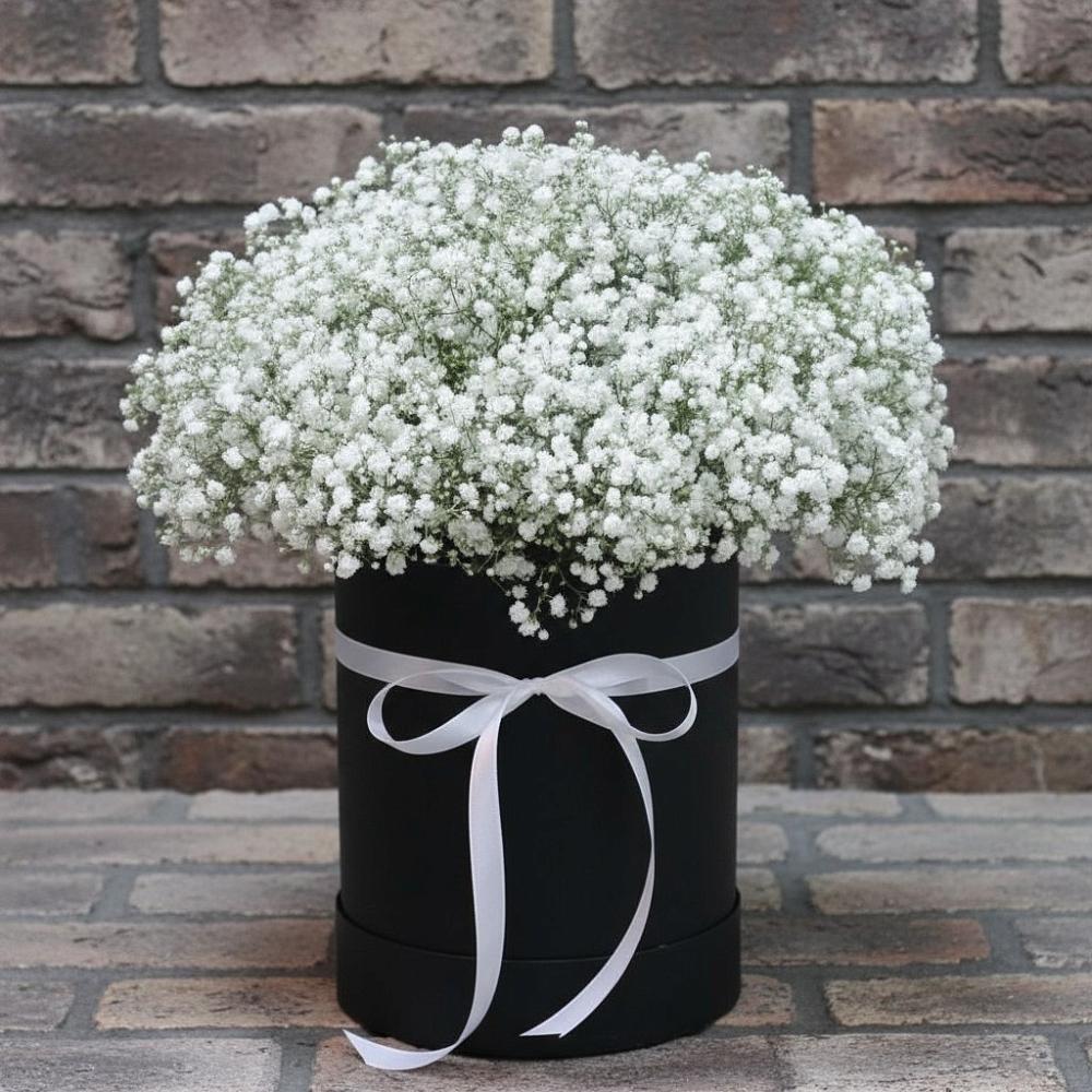 Цветочная композиция из Гипсофила в шляпной коробке в Красной горе