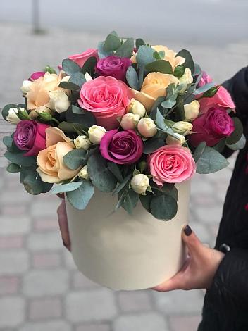 Цветочная композиция из Розы в шляпной коробке в Красной горе