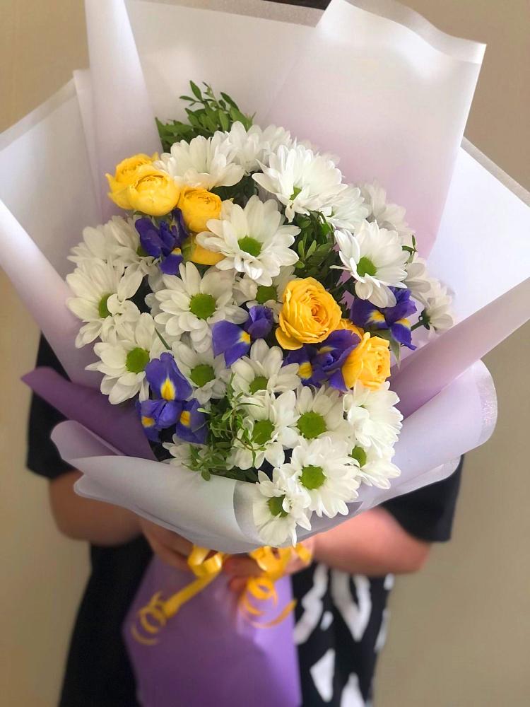 Букет цветов из: Ирисы, Хризантемы и Розы в Красной горе