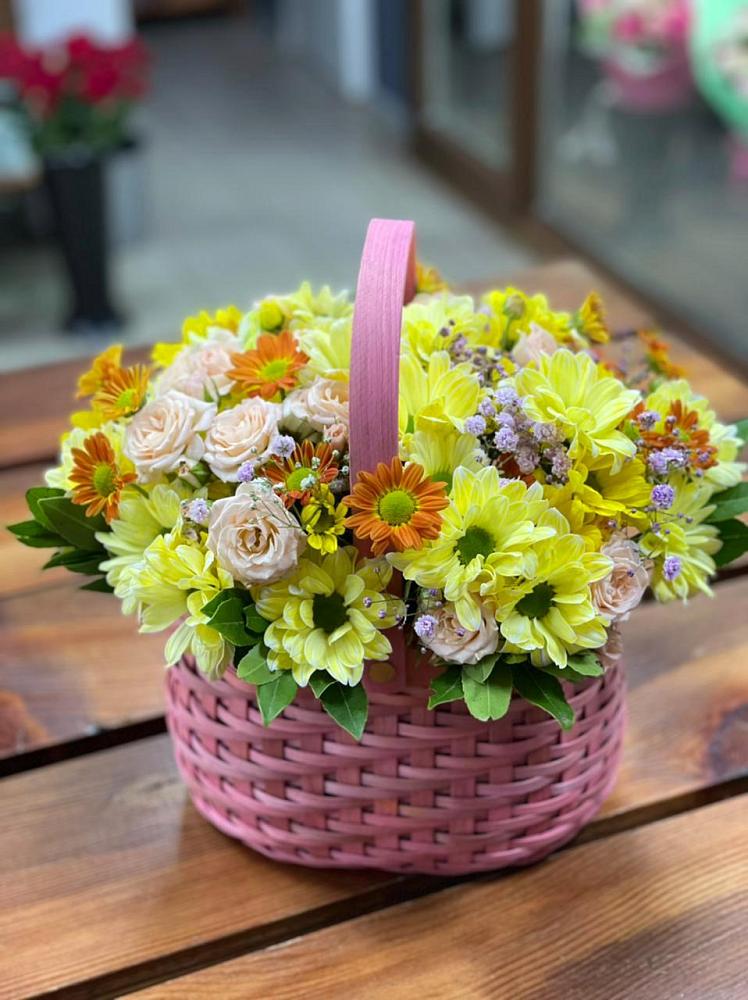 Цветочная композиция из Хризантемы и Розы в корзине в Красной горе