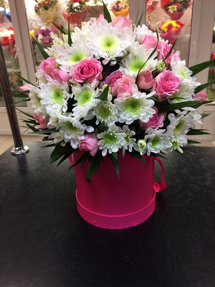 Цветочная композиция из Розы и Хризантемы в шляпной коробке в Красной горе