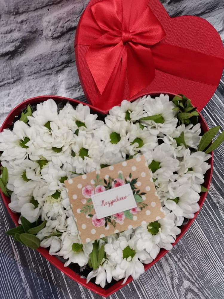 Цветочная композиция из Хризантемы в виде сердца в Красной горе