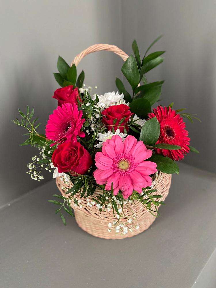 Цветочная композиция из Розы, Хризантемы и Герберы в корзине в Красной горе