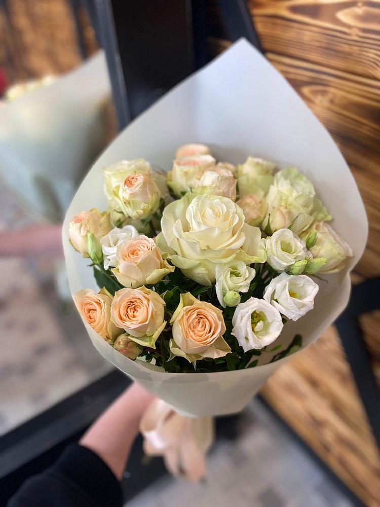 Букет цветов из: Розы и Лизиантусы в Красной горе