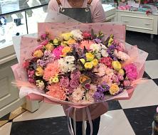 Букет цветов из:  Розы, Хризантемы и Лизиантусы в Красной горе